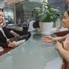 ホテルのスタッフと話す女性ゲスト