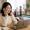ホテルの予約を電話でキャンセルする女性