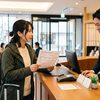 予約確認書を見ながらフロントで登録名と自分の名前を伝える宿泊者